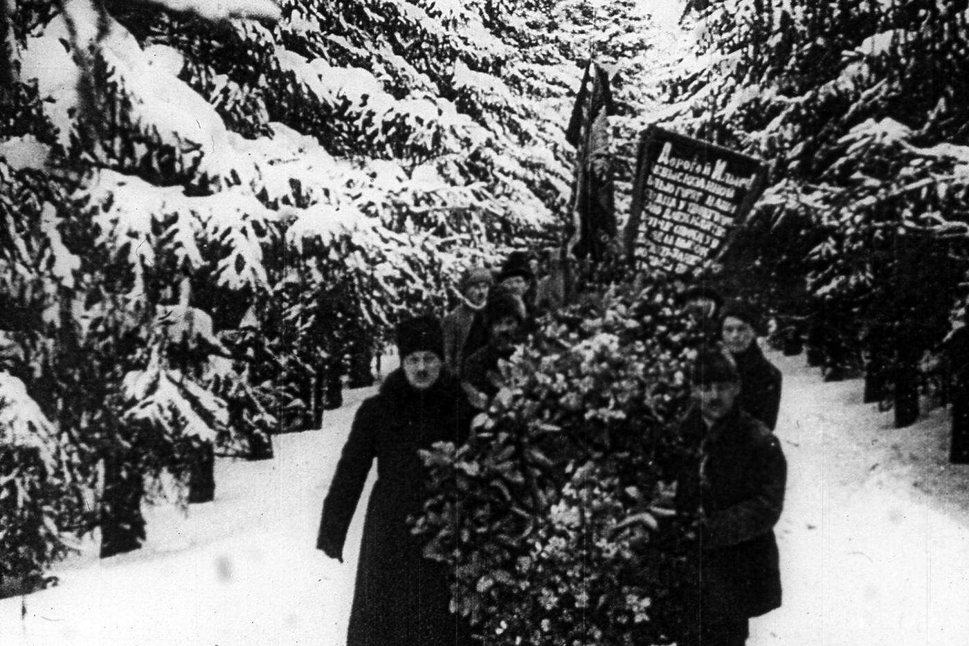 Гроб пронесли по усадебной аллее, которую впоследствии назвали Траурной.