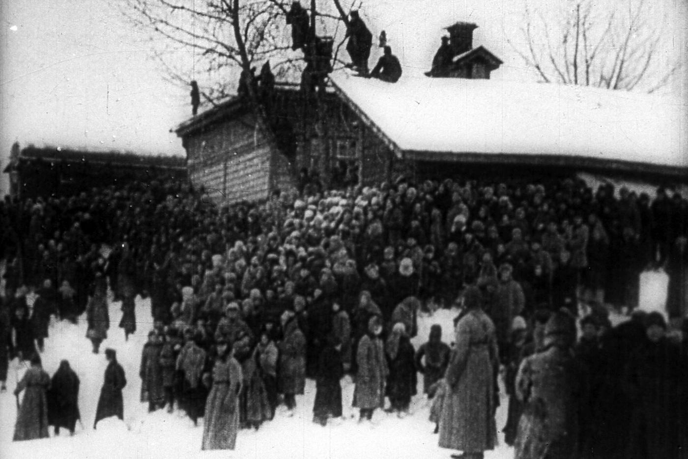 Здание станции Герасимово, откуда ушёл траурный поезд. Люди забрались на деревья.