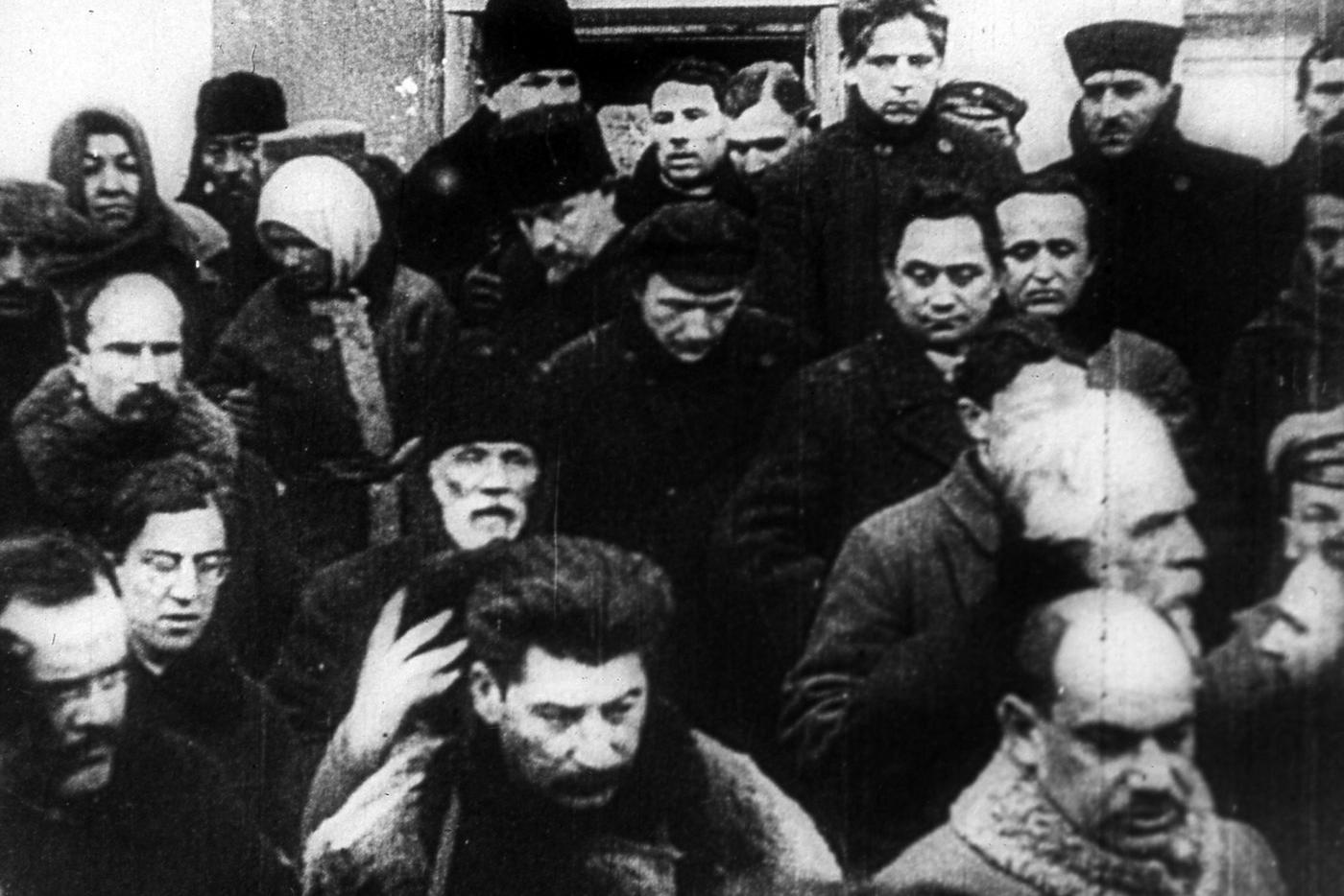 23 января 1924 года гроб с телом Ленина вынесли из усадьбы Горки. На первом плане узнаваем Иосиф Сталин.