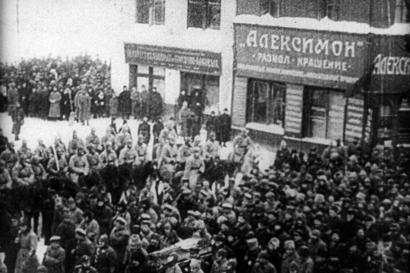 Под звуки траурного оркестра гроб с телом Ленина пронесли по улицам Москвы.