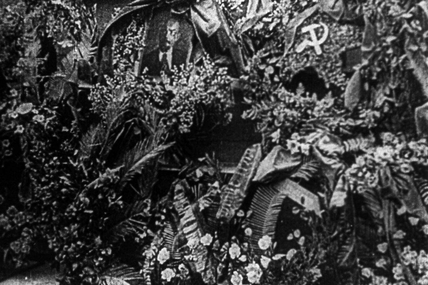 Венки у траурного поезда.