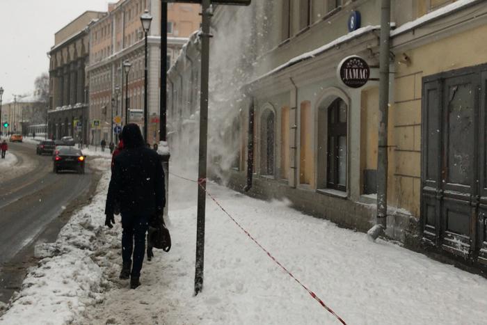 В Москве ликвидируют последствия прошедшего накануне обильного снегопада