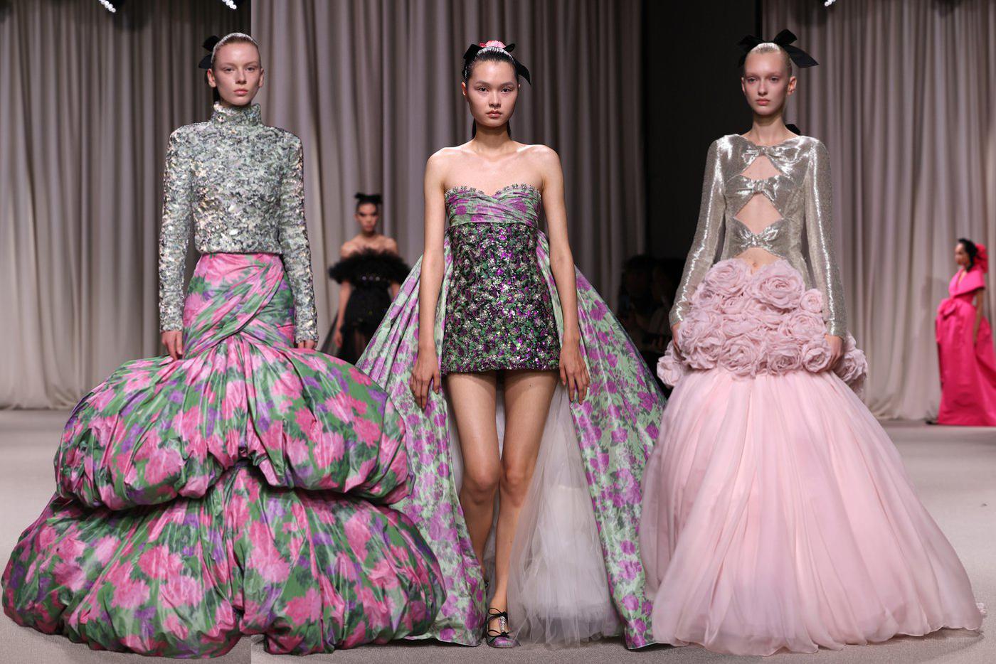 Модели на показе Giambattista Valli.