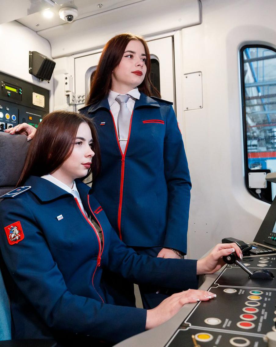 Пассажиры смотрят на них круглыми глазами и думают, что это пранк