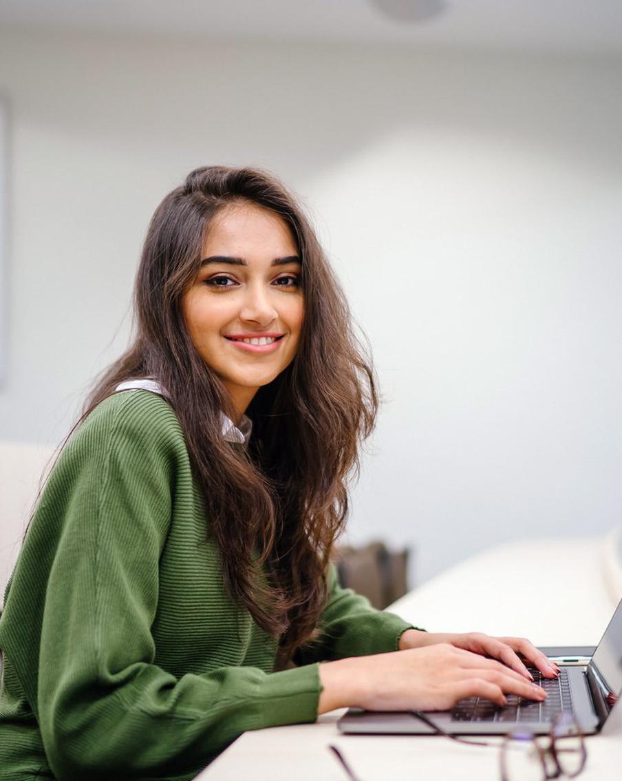 Пытаться работать или сосредоточиться на учёбе: разбираемся, нужно ли студентам вуза совмещать всё сразу