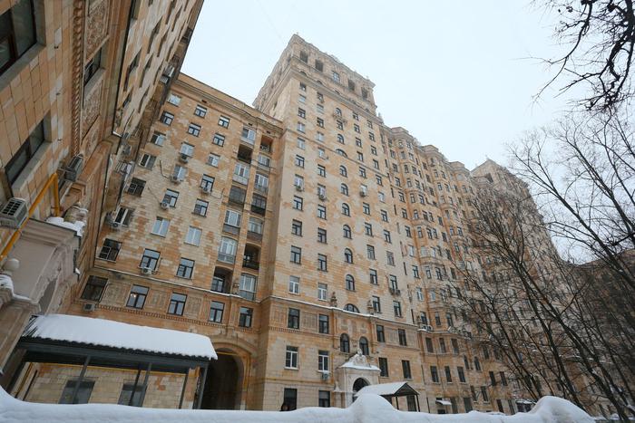 Жители Дома преподавателей МГУ жалуются на ветер и копоть: чем известен "замок" на Ломоносовском проспекте