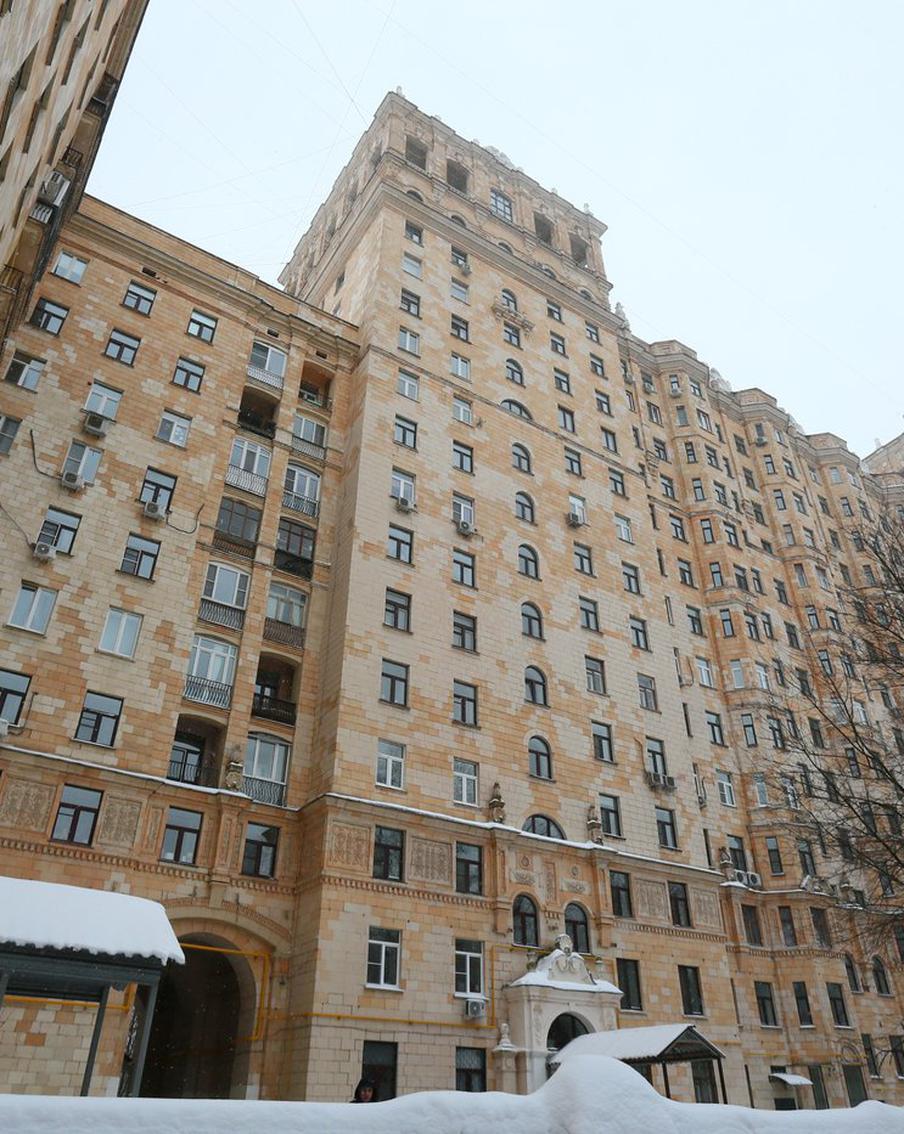 Жители Дома преподавателей МГУ жалуются на ветер и копоть: чем известен "замок" на Ломоносовском проспекте