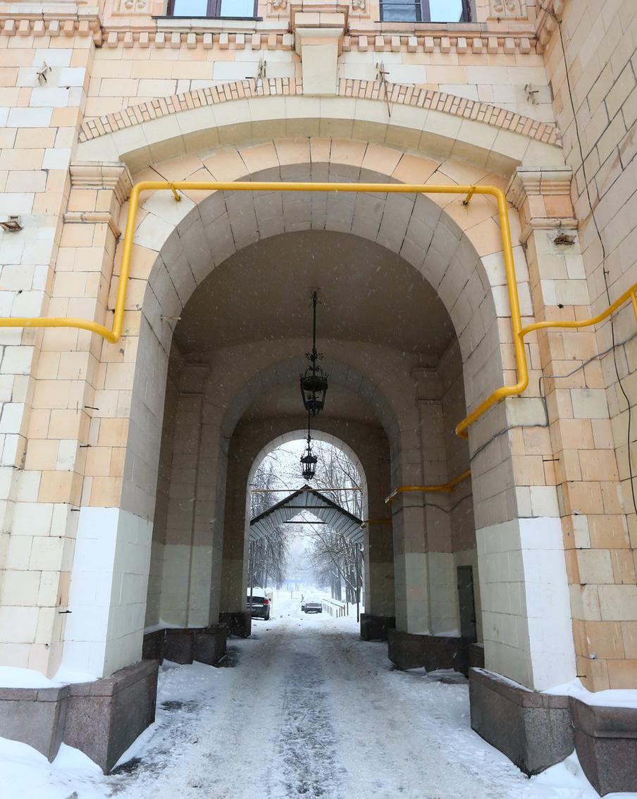 В доме несколько длинных арок.