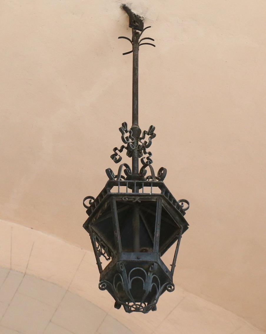 Светильники в арках за три четверти века почти не изменились.