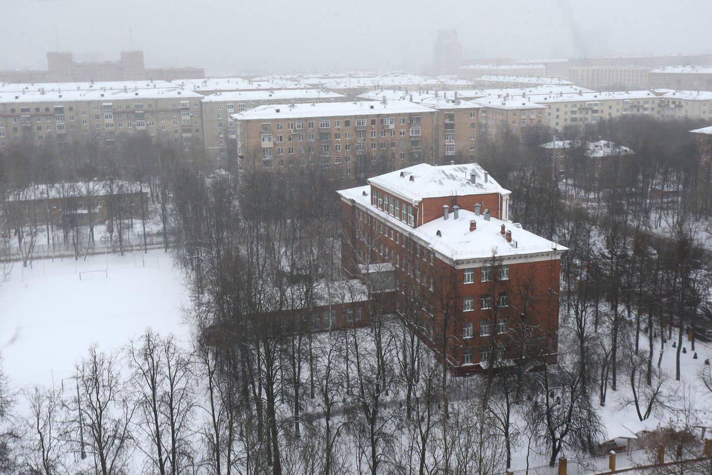 Вид из окна на школу во дворе.