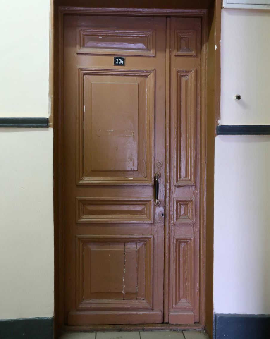 Двери в некоторые квартиры сохранили первозданный вид.