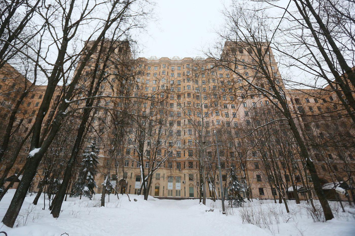 Перед домом уютный сквер.