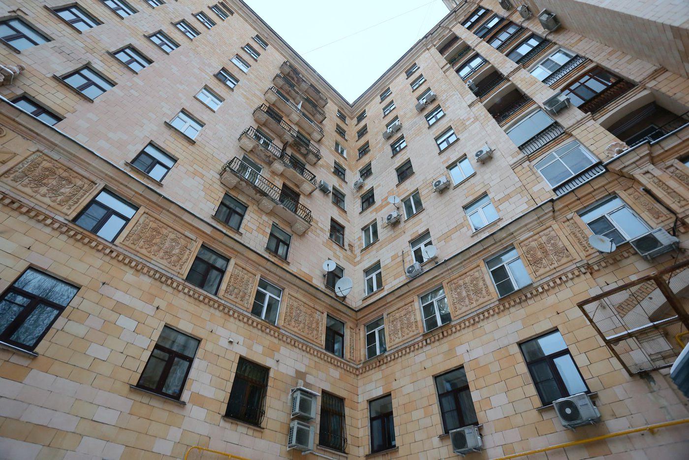 Фасады дома облицованы керамической плиткой.