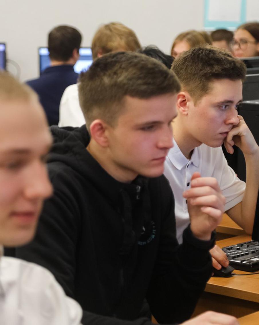 Развитием промышленности и появлением новых производств требует появления рабочих высокой квалификации