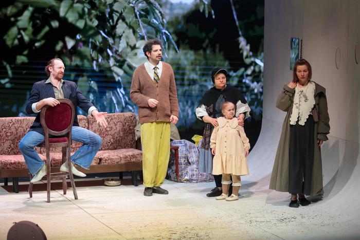 Персонажи "Мадам Бовари" в театре "Маска" сначала смешат, а потом пугают