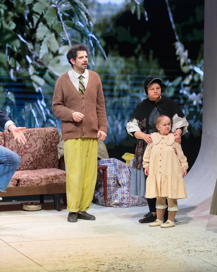 Персонажи "Мадам Бовари" в театре "Маска" сначала смешат, а потом пугают