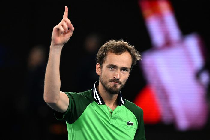 Даниил Медведев вышел в финал Australian Open, проиграв первые два сета