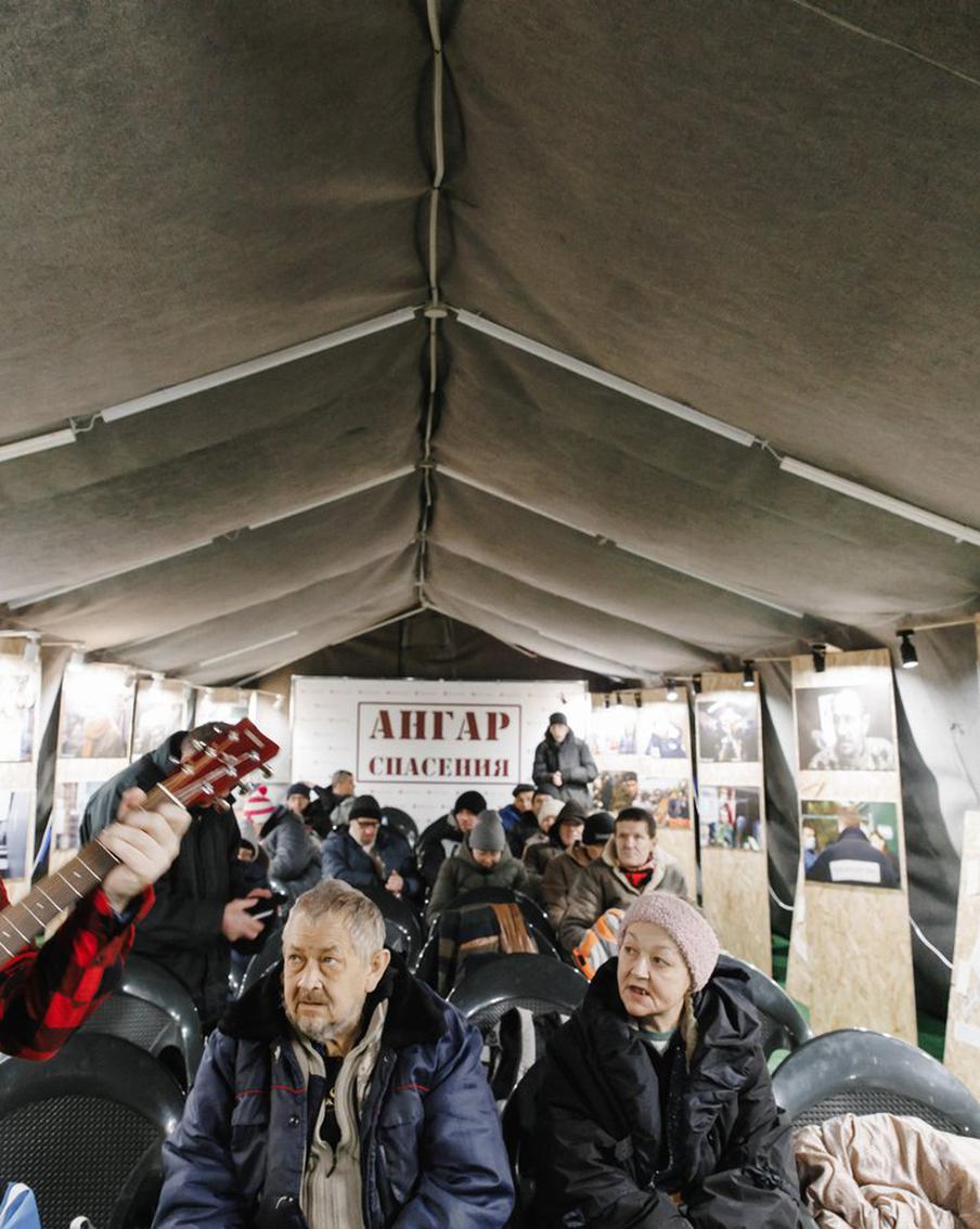 Какие организации помогают бездомным людям? Узнали, как помогают бездомным в "Ангаре спасения"
