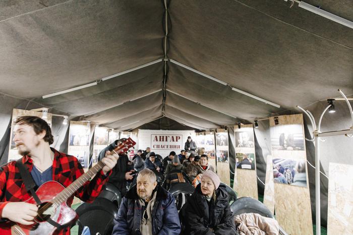 Какие организации помогают бездомным людям? Узнали, как помогают бездомным в "Ангаре спасения"