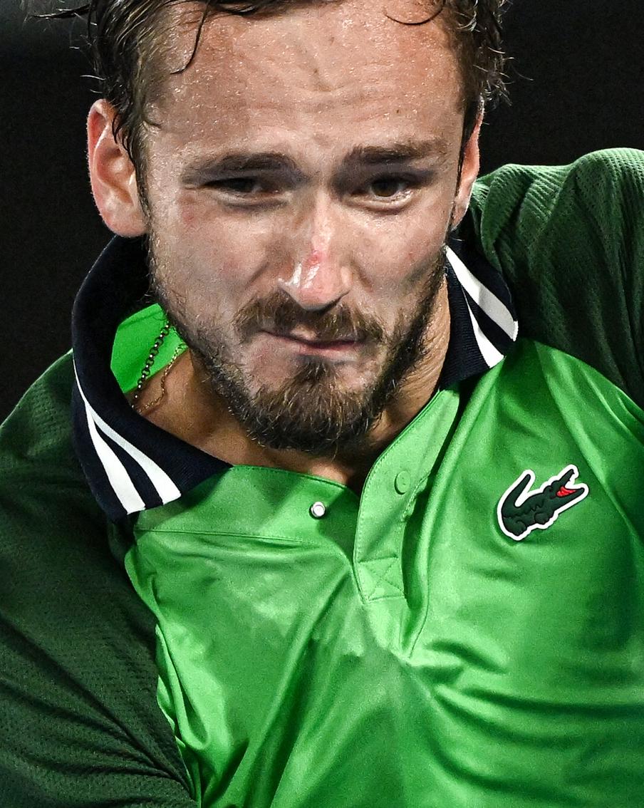 Медведев упустил победу на почти выигранном турнире: соперник стал лучшим, находясь в шаге от поражения