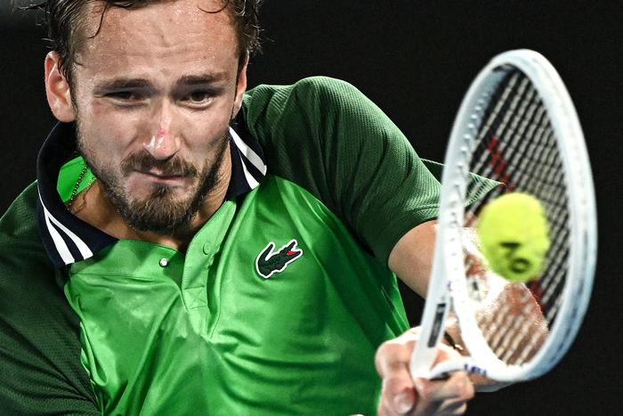 Медведев упустил победу на почти выигранном турнире: соперник стал лучшим, находясь в шаге от поражения