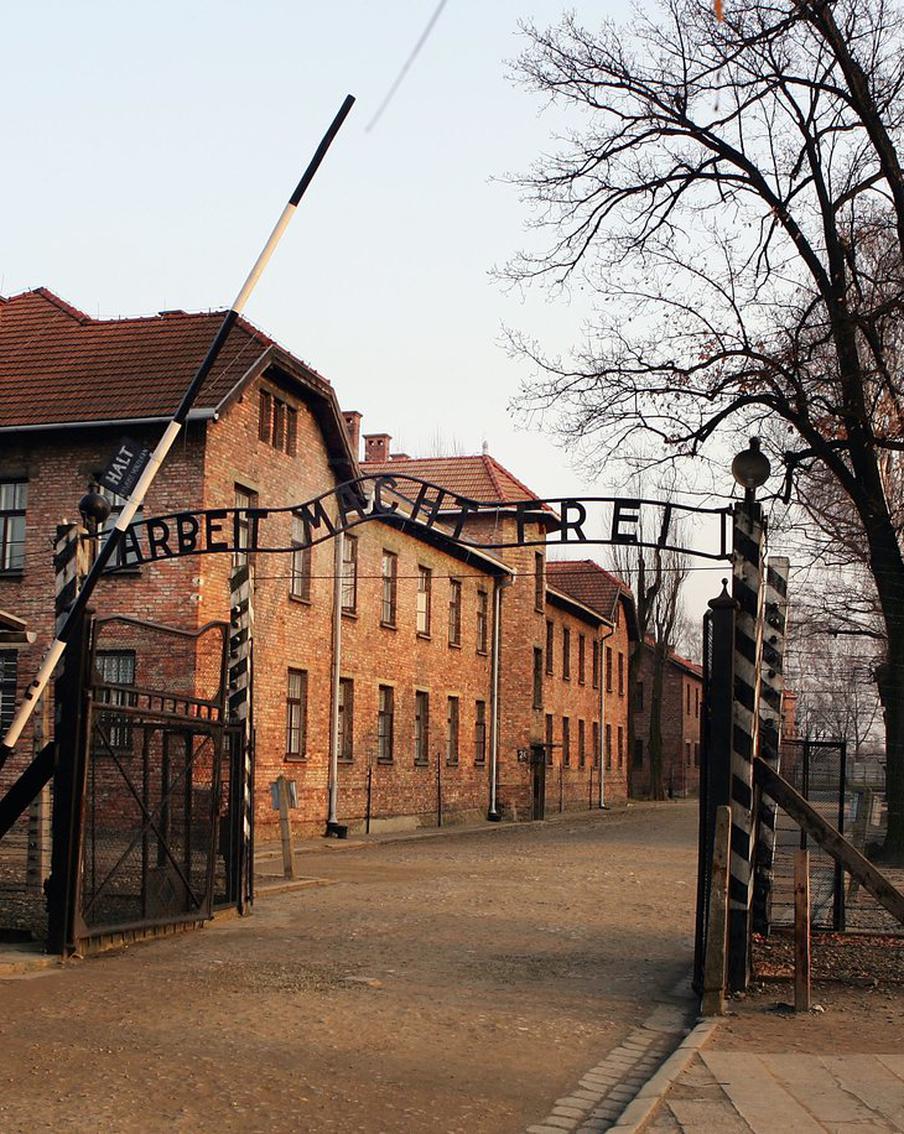 Глава МИД Польши запретил главе Еврокомиссии называть концлагерь Освенцим "польским"