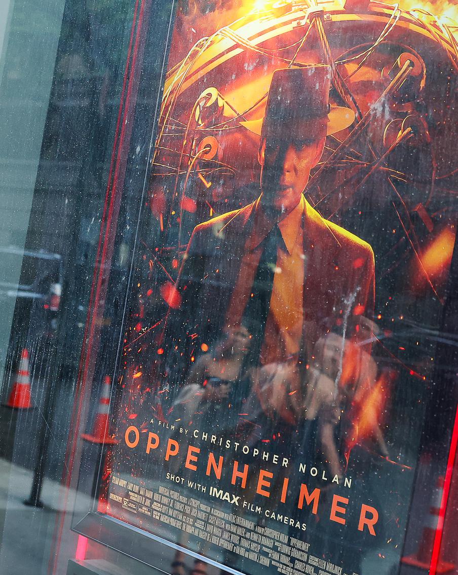 Во время съёмки постельной сцены в "Оппенгеймере" у оператора сломалась камера