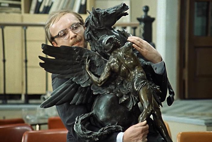 Изучаем богатую фильмографию коня Новосельцева из "Служебного романа"