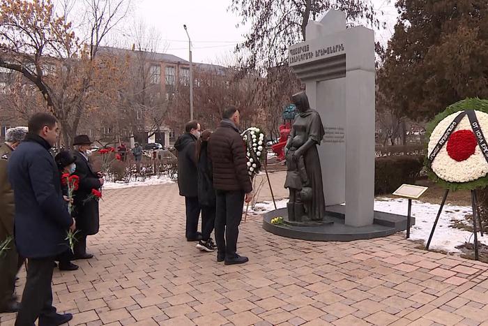 В Ереване мужчина скинул венки у мемориала детям блокадного Ленинграда