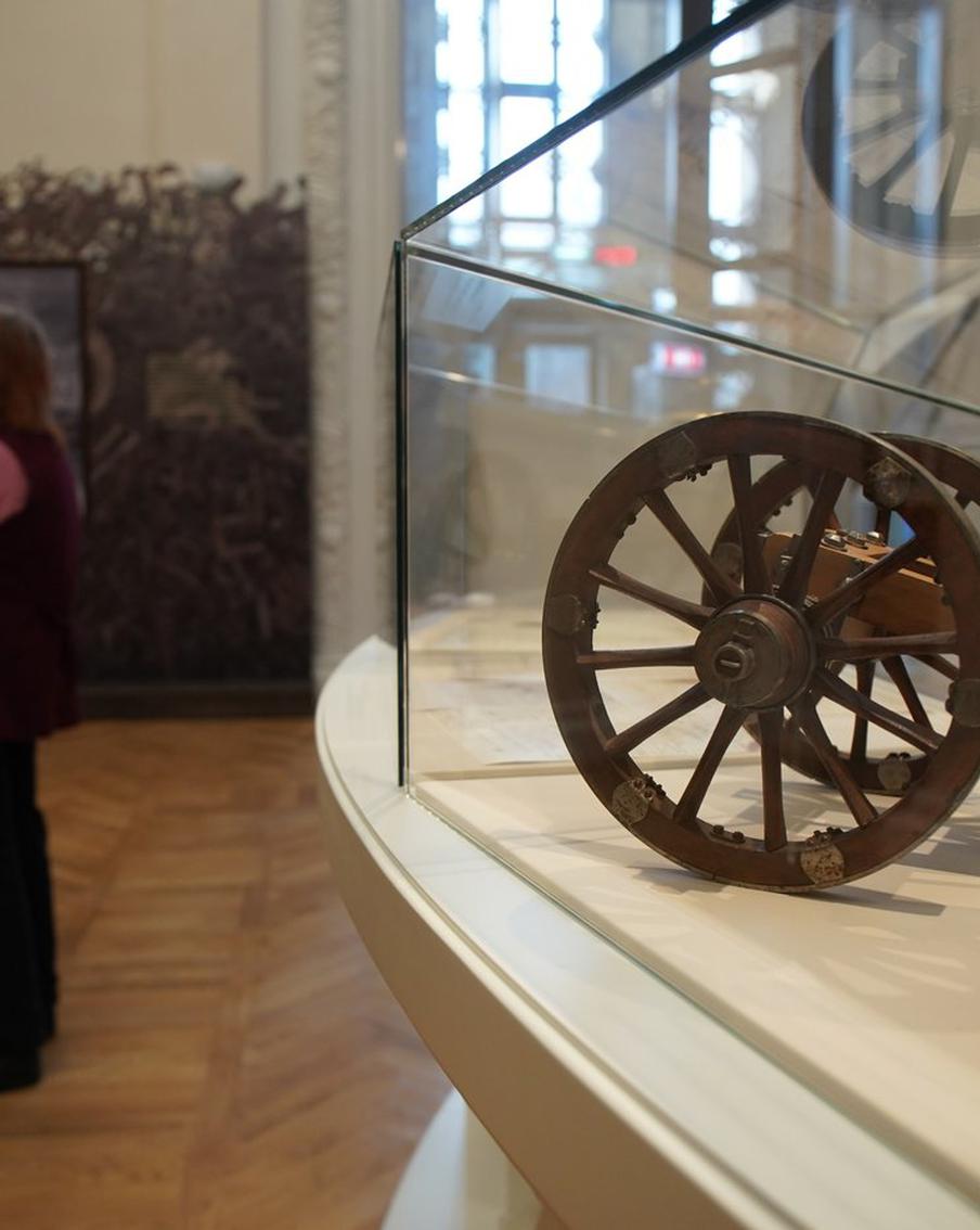 "Война и мир" в интерактиве: можно танцевать и играть в карты. Как стать участником романа Толстого на ВДНХ