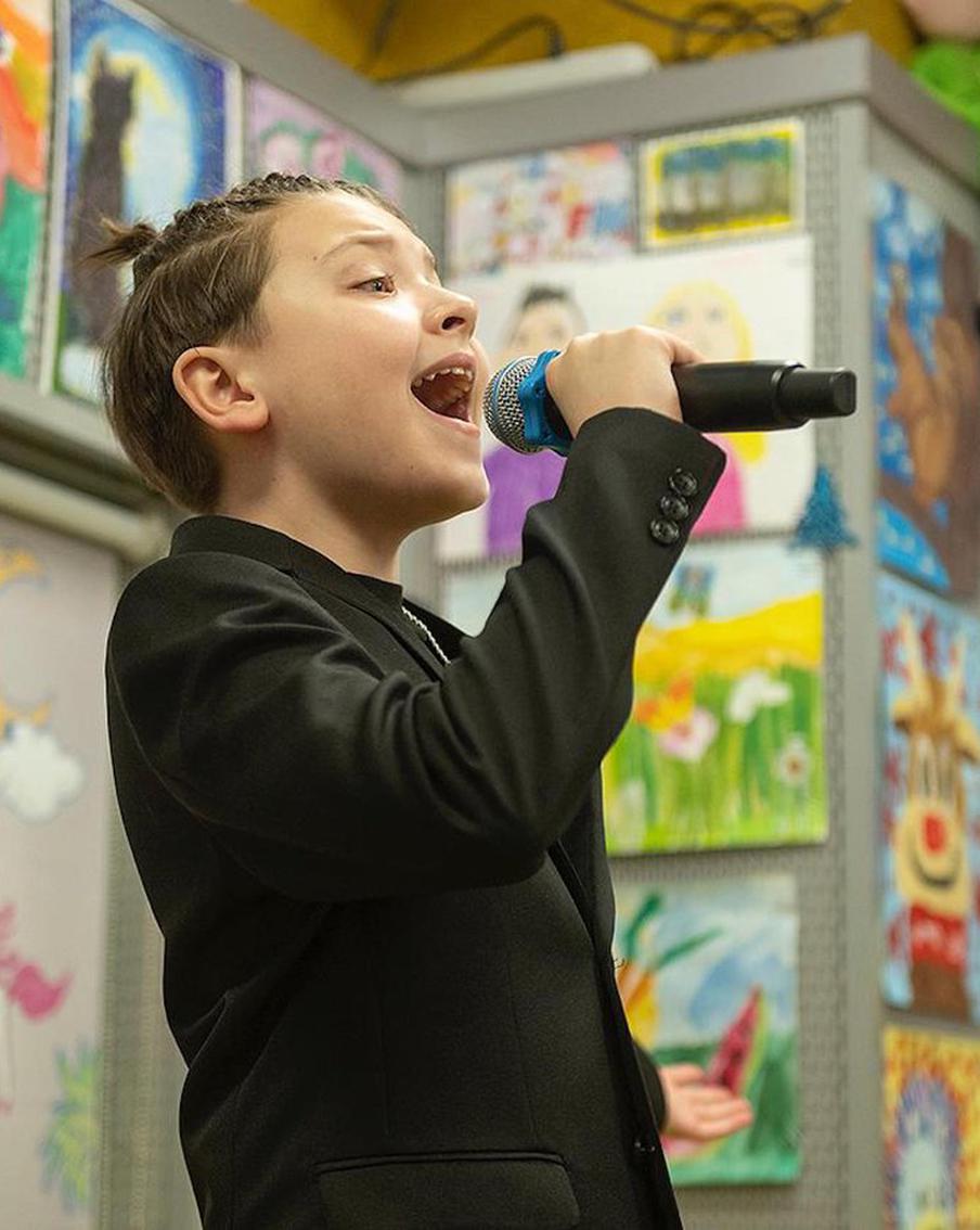 Гоша рассказал в радиошоу, как развернул все кресла наставников в "Голосе", а затем озвучил маленького Трубадура