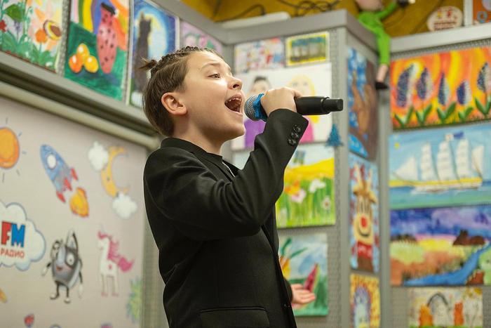 Гоша рассказал в радиошоу, как развернул все кресла наставников в "Голосе", а затем озвучил маленького Трубадура