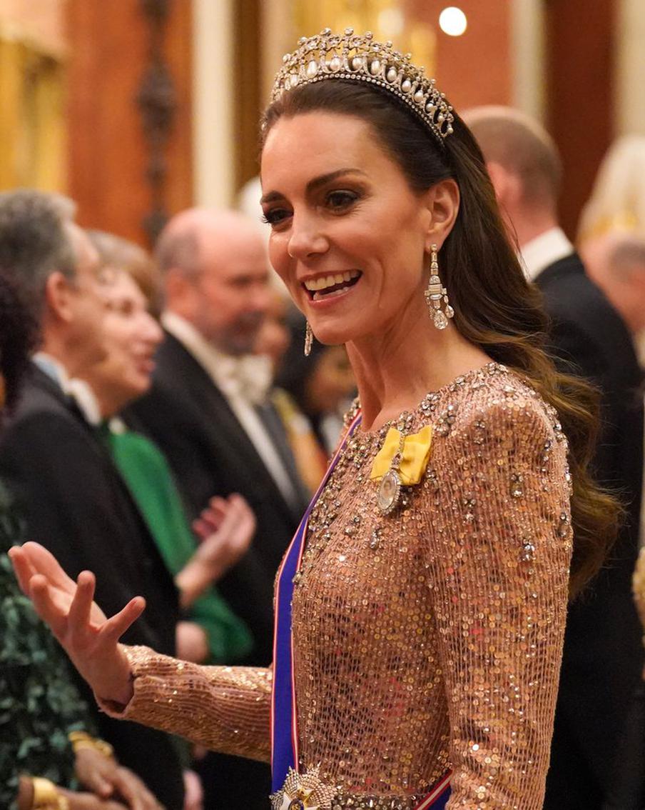 Кейт Миддлтон приходит в себя после операции, а фанаты королевской семьи гадают, что с ней