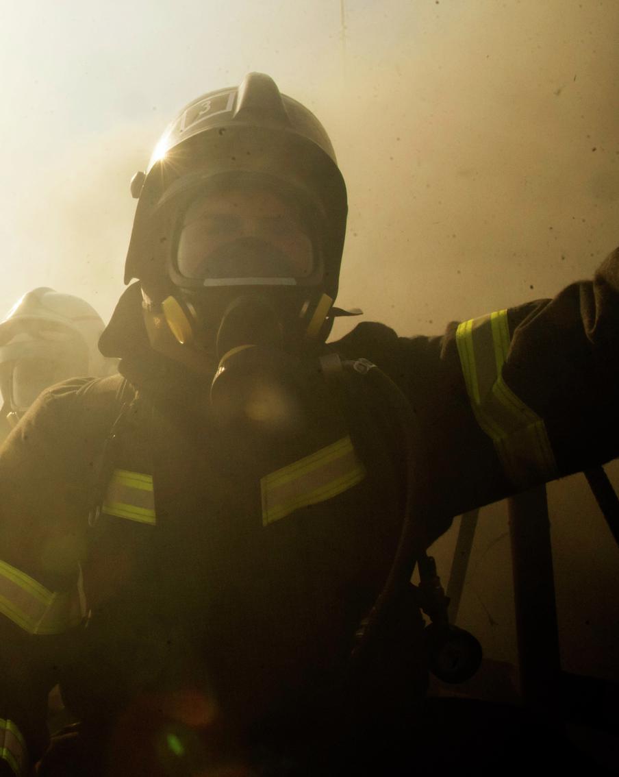 МЧС сообщило об отсутствии жертв из-за возгорания ЦУМа в Буйнакске