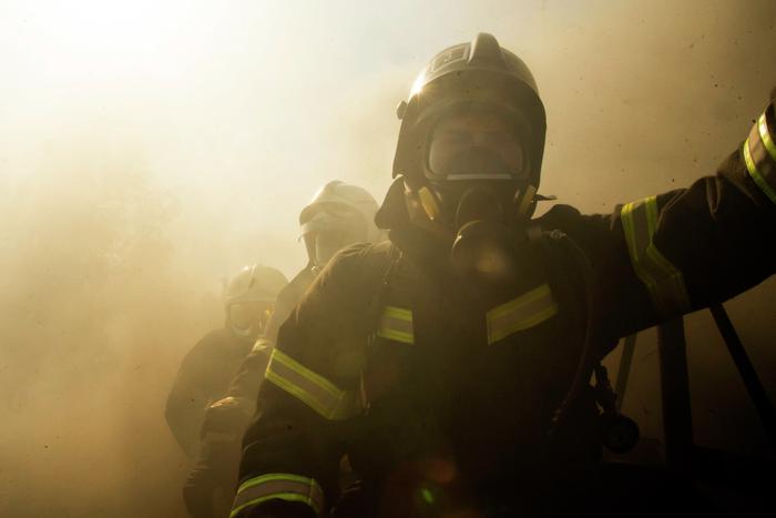 МЧС сообщило об отсутствии жертв из-за возгорания ЦУМа в Буйнакске