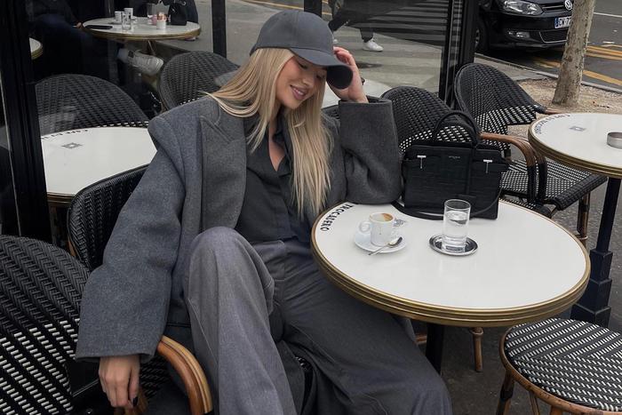 Серые джинсы: выбираем тренд на универсальность