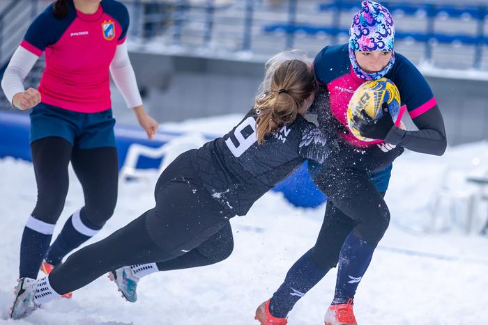"Заставила маму завесить стенд с медалями и кубками": скромная чемпионка рассказывает о брутальном виде спорта