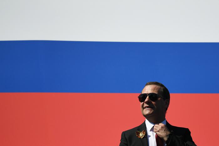 Медведев призвал помогать оппозиционерам на Западе