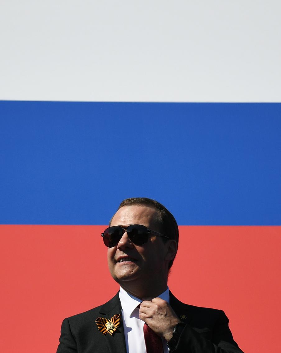 Медведев призвал помогать оппозиционерам на Западе