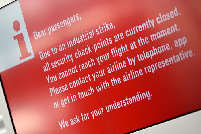 Немецкие фермеры заблокировали крупнейшую авиагавань страны, в аэропорту предупредили о сбое в работе