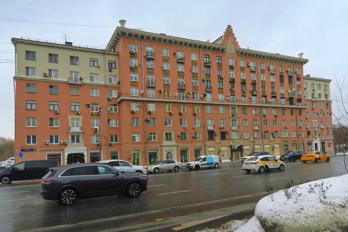 Дом с "кокошником" на Ленинском проспекте облюбовали академики: новый выпуск рубрики "Живут же люди"