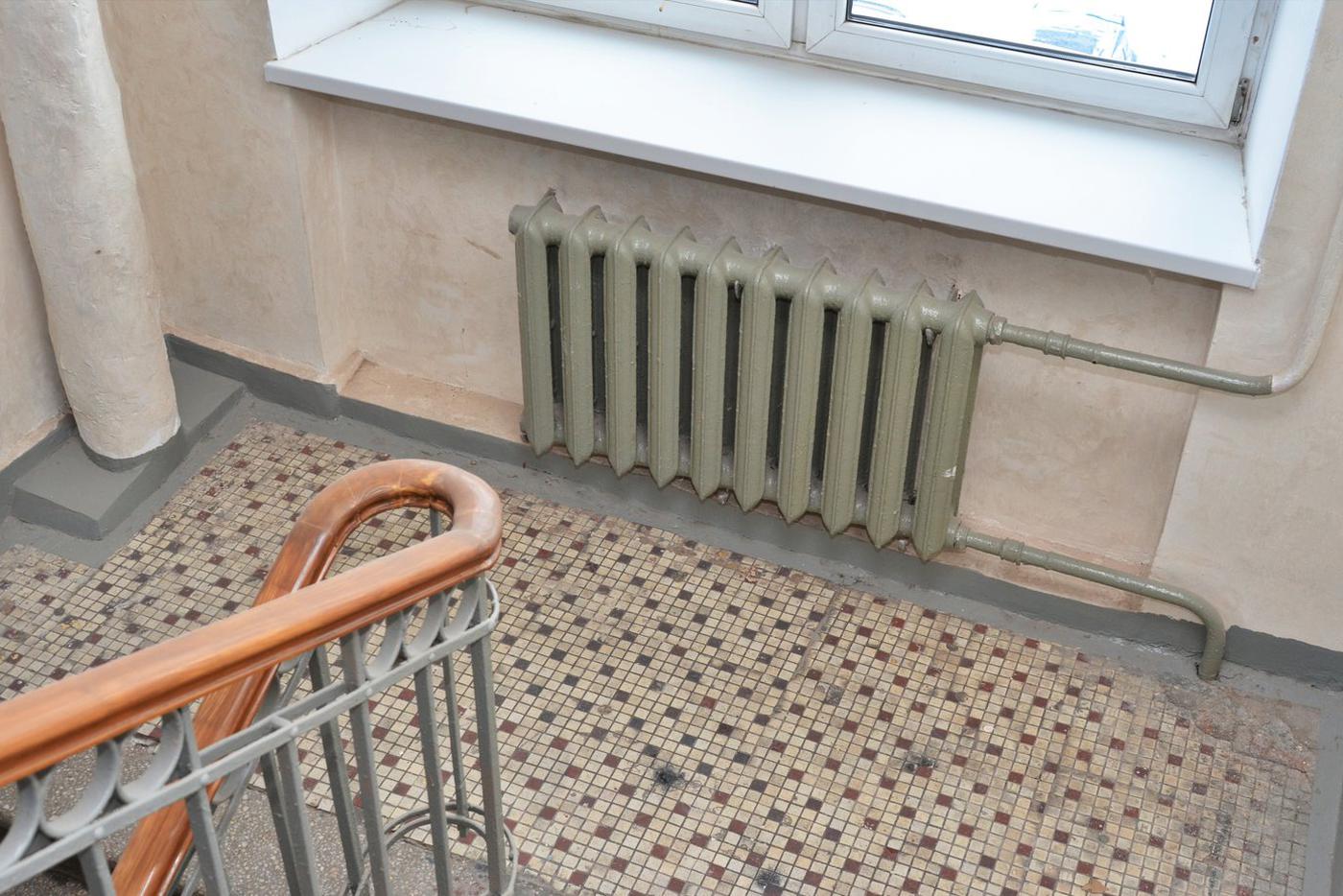 С момента постройки дома в подъездах сохранились классическая квадратная плитка и лестничные решётки.