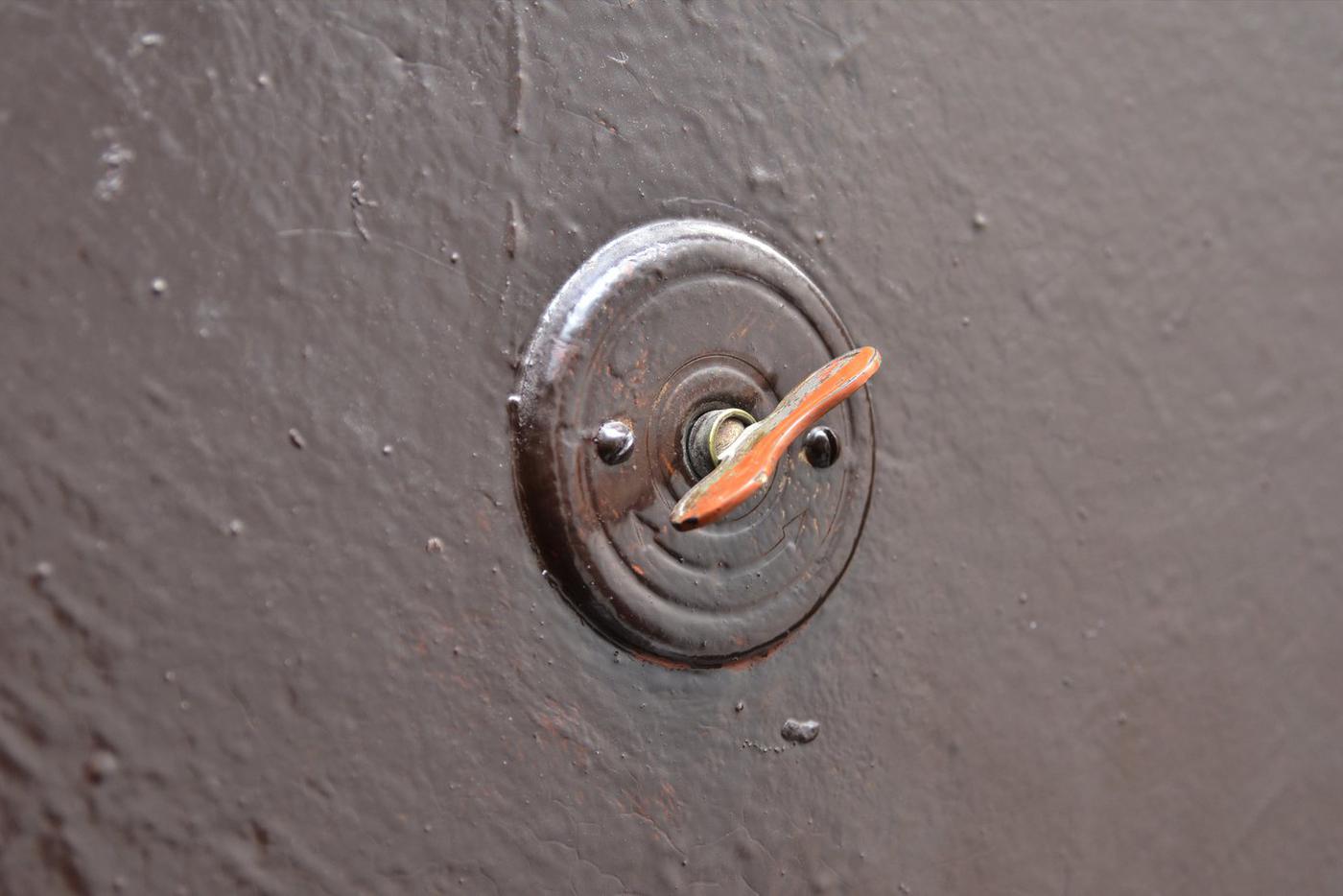 На дверях некоторых квартир – старинные звонки. Чтобы раздался звук, надо покрутить рычажок.