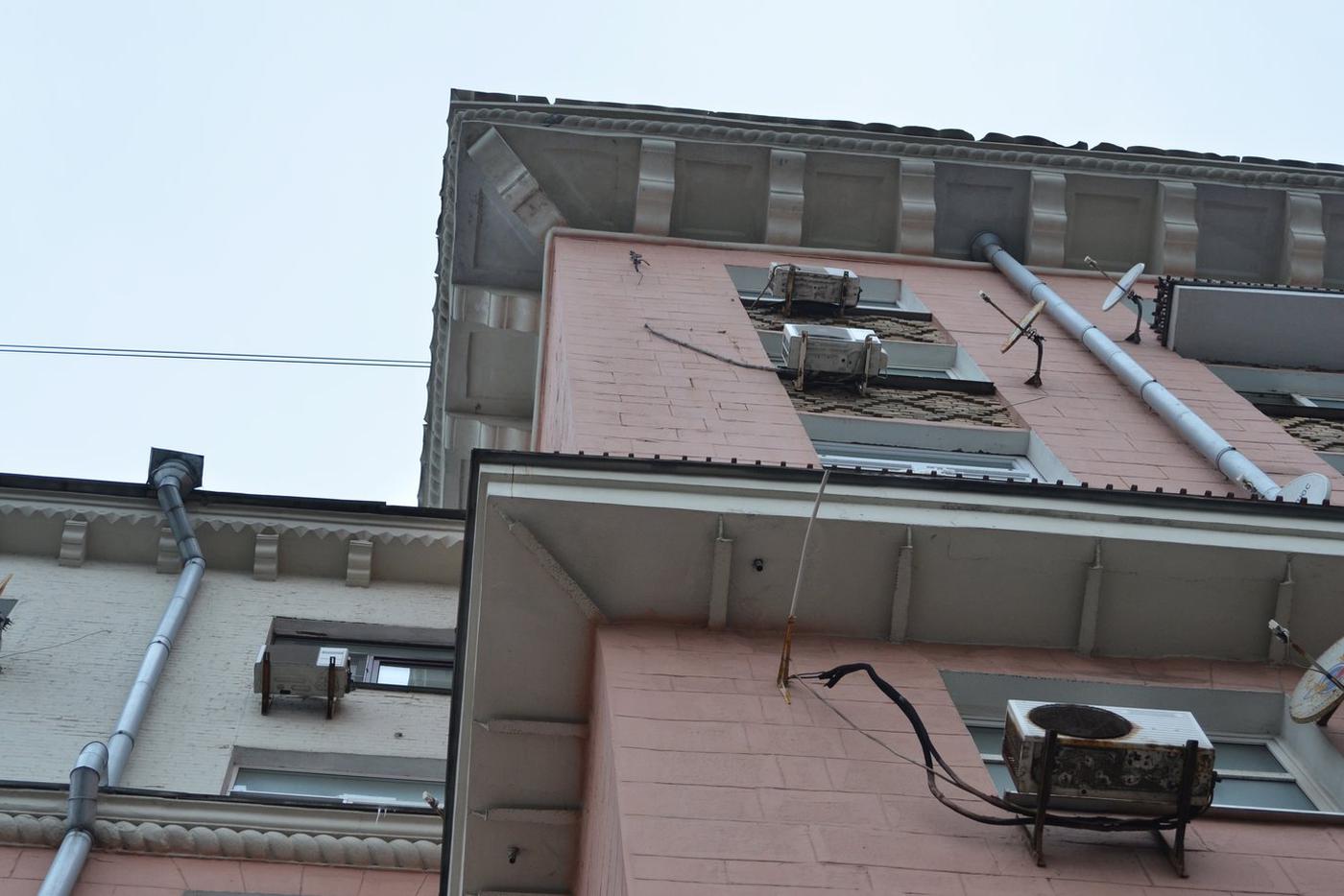 Кондиционеры явно не добавляют эстетики главному фасаду.