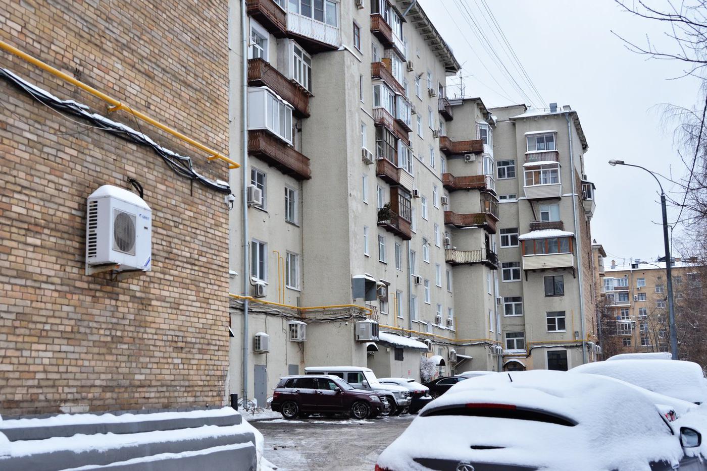 Со двора дом вовсе не так красив, как со стороны Ленинского проспекта.