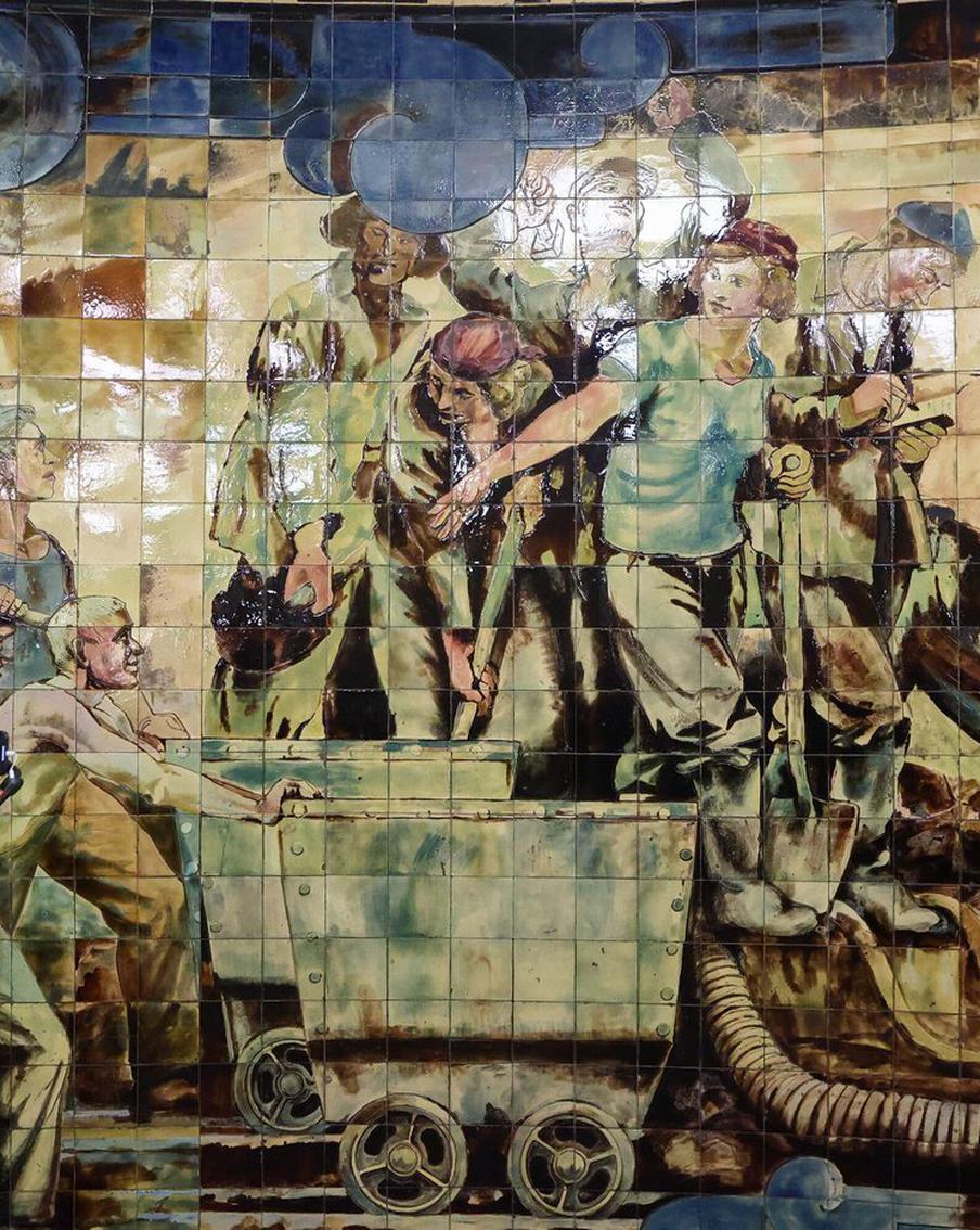 Метрополитен не только возит, но и просвещает: Metro узнало, где находится кабинет Сталина и почему на "Маяковской" небо голубое