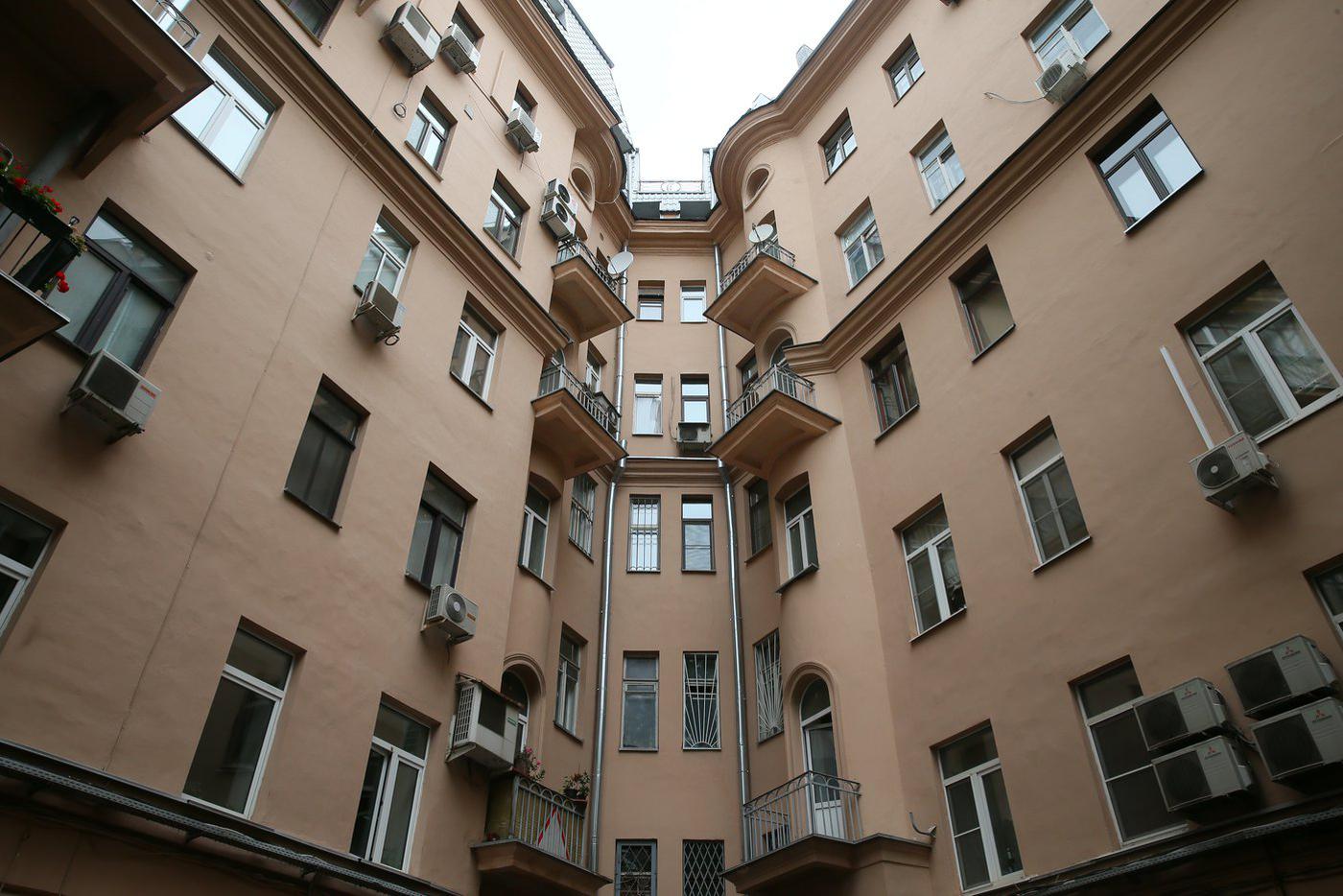 Со стороны двора дом не столь богато декорирован.