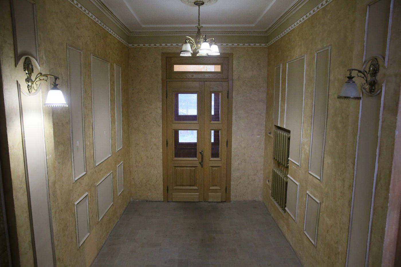 В холле подъезда здесь очень просторно.