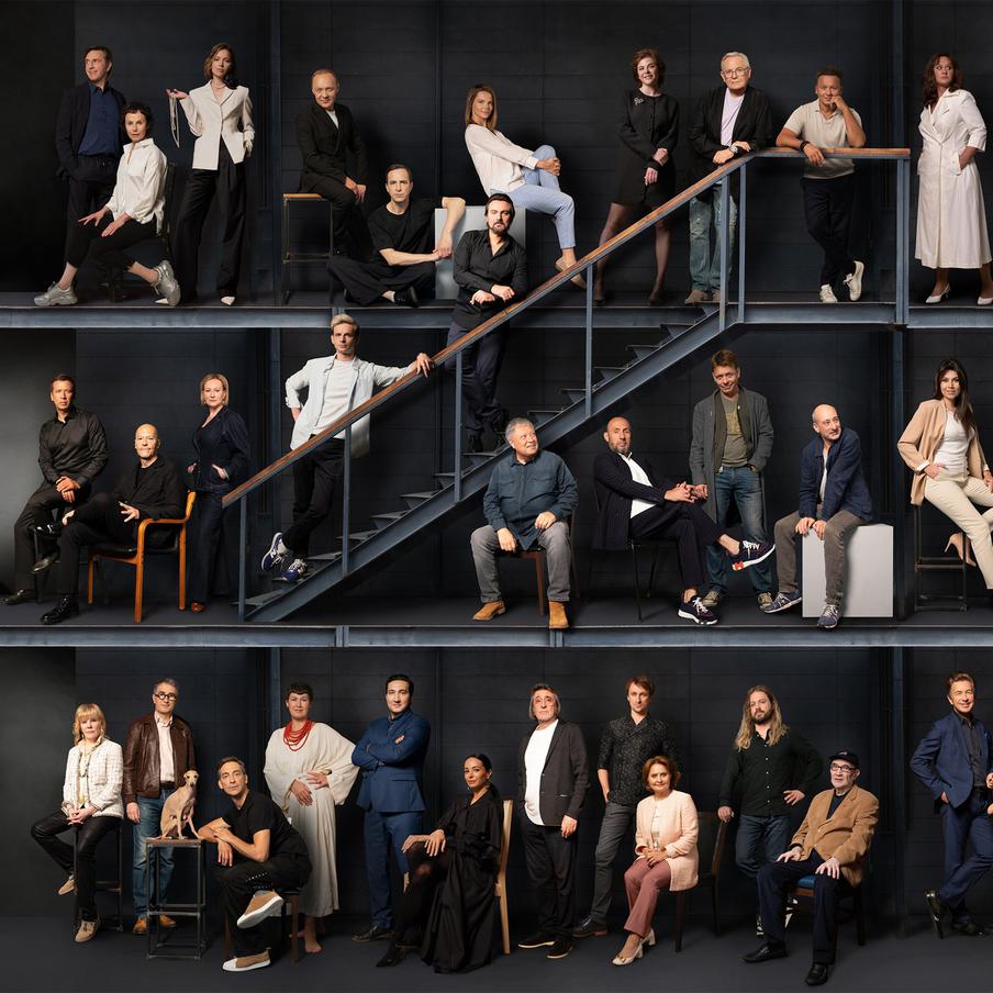 Верхний ряд: 28. В. Вдовиченков, актёр 29. И. Апексимова, актриса, директор Театра на Таганке 30. Н. Сомова, артистка балета 31. В. Кищенко, актёр 32. И. Любимов Илья, актёр 33. Е. Боярская, актриса 34. А. Ялова, директор ЦВЗ «Манеж», г. Санкт-Петербург 35. Ю. Стоянов, актёр, юморист 36. А. Олешко, актёр 37. Н. Суркова Наталья, актриса Средний ряд: 84. А. Мерзликин, актёр, кинорежиссер, телеведущий 85. Ф. Бондарчук, актёр, продюсер, кинорежиссёр 86. О. Галактионова, генеральный директор государственного музейно-выставочного центра «РОСИЗО» 87. И. Михалев, артист балета 88. И. Головатенко, оперный певец 89. С. Степанченко, актёр, кинорежиссер 90. В. Кехман, художественный руководитель Михайловского театра, Генеральный директор МХАТ им. Горького 91. П. Майков, актёр, режиссёр, музыкант 92. К. Бадалов, актёр 93. К. Трубинова, генеральный директор Бахрушинского музея Нижний ряд: 142. А. Захарова, актриса 143. Г. Заславский, театральный критик, ректор Российского института театрального искусства - ГИТИСа 144. А. Ткаченко, актёр 145. Н. Мокрицкая, продюсер, киновед, генеральный директор «Московское кино» 146. Н. Мавлянов, оперный певец 147. Д. Вишнева, артистка балета 148. Ю. Башмет, альтист, дирижер, педагог 149. Ф. Степин, артист балета 150. И. Великанова, актриса, генеральный директор федерального государственного бюджетного учреждения культуры «Государственный центральный музей современной истории России» 151. А. Бородин, музыкант, артист 152. А. Козлов, саксофонист и джазмен, композитор, актёр, писатель 