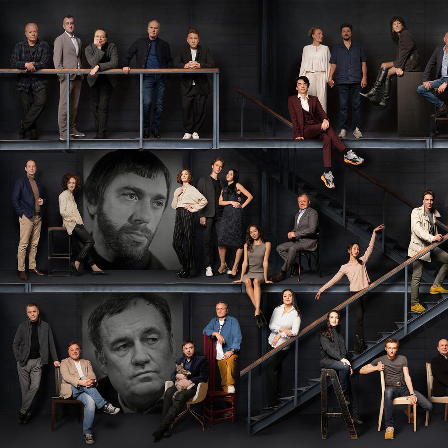 Верхний ряд: 1, С. Юшкевич, актёр 2. Б. Пиотровский, издатель 3. А. Кот, актёр 4. А. Гуськов, актёр 5. А. Шагин, актёр 6. Д. Смилевски, артист балета 7. О. Ломоносова, актриса 8. П. Сафонов, актёр, режиссёр 9. И. Горбачева, актриса, музыкант Средний ряд: 57. Н. Тарасов, актёр 58. А. Большова, актриса 59. Э. Артемьев, композитор 60. А. Ковалёва, балерина 61. Д. Дмитриев, артист балета 62. Э. Микиртичева, артистка балета 63. Е. Кокорева, балерина 64. И. Бутман, музыкант 65. Д. Зуев, оперный певец Нижний ряд: 111. И. Петренко, актёр 112. А. Леонов, актёр, телеведущий 113. Э. Рязанов, кинорежиссёр, сценарист, актер, продюсер 114. Д. Бертман, театральный режиссёр, основатель и художественный руководитель московского музыкального театра «Геликон-Опера» 115. А. Соколов, актёр, телеведущий, продюсер 116. А. Кулаева, оперная певица 117. Н. Мей, балерина 118. К. Дудникова, оперная певица 119. А. Сергеев, артист балета 120. Ю. Фатеев, артист балета